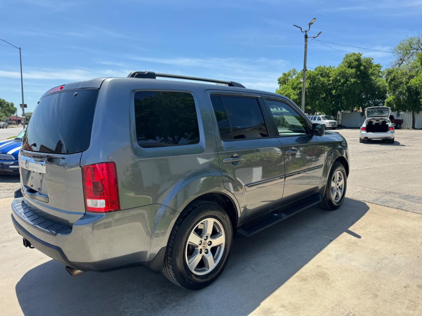 2010 Gray Honda Pilot (5FNYF3H5XAB) , Automatic transmission, located at 3624 Hemphill St., Fort Worth, TX, 76110, (817) 926-8921, 32.696205, -97.331985 - Photo#2